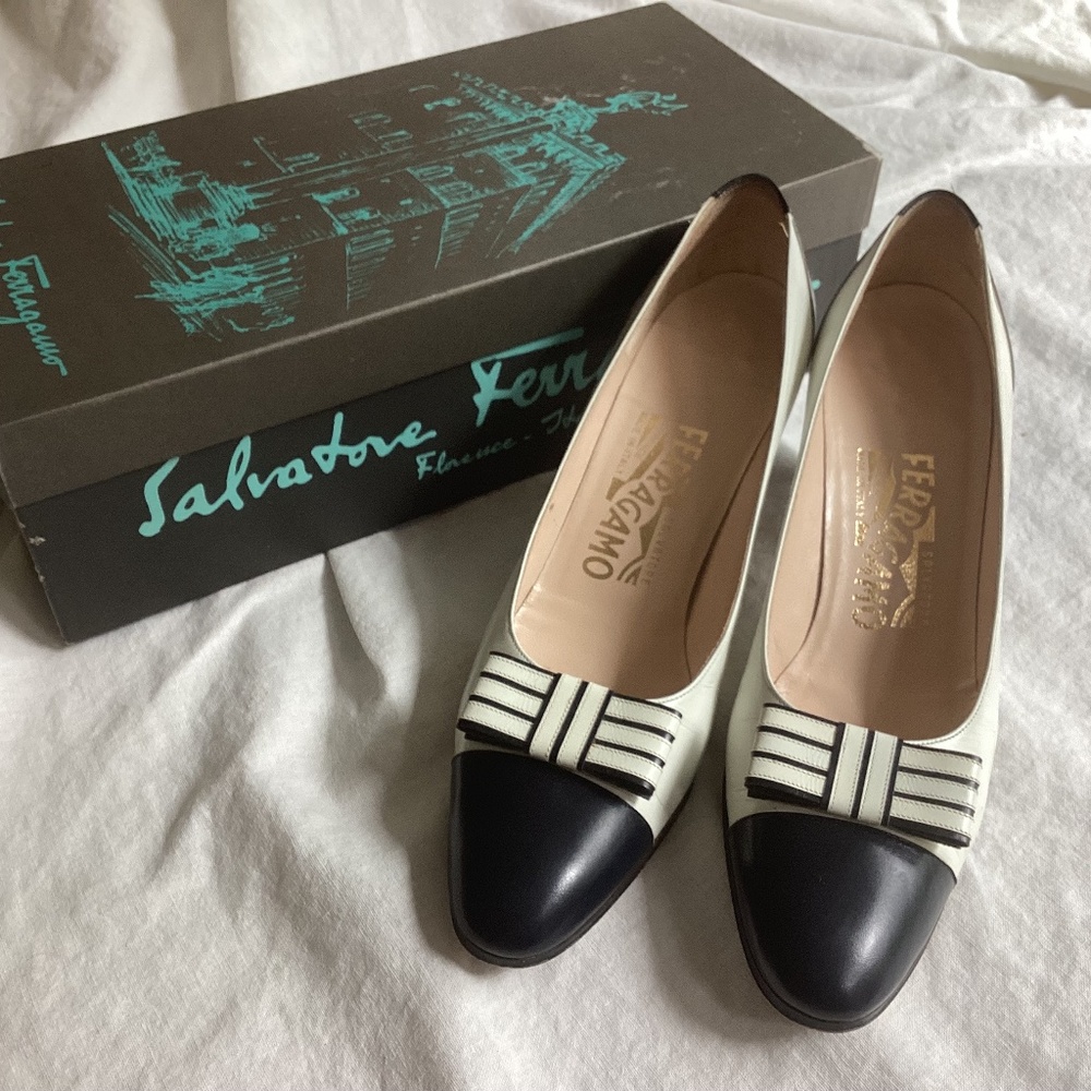 Vintage Salvatore Ferragamo Navy and White Bow Pumps 7.5 AAAA